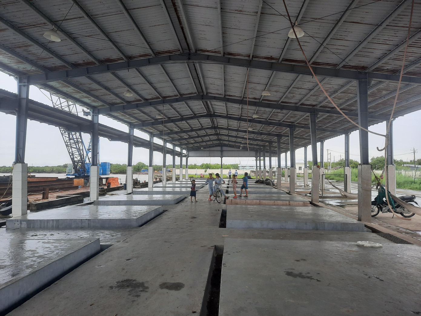 Bến cá trở thành sân chơi của trẻ em xứ biển. Bến cá trở thành sân chơi của trẻ em xứ biển.