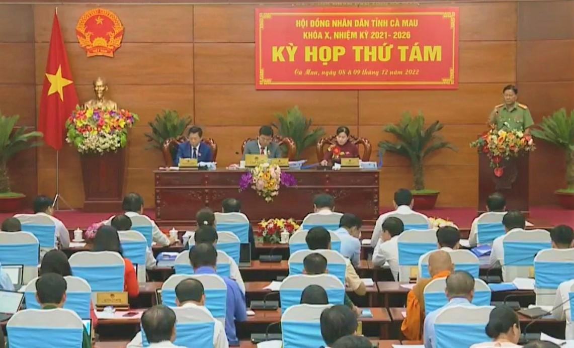 Đại tá Phạm Thành Sỹ, Giám đốc Công an tỉnh Cà Mau đã báo cáo công tác phòng chống tội phạm, vi phạm pháp luật tại kỳ họp HĐND khoá X.