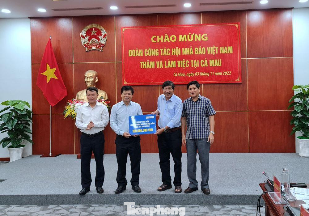 Hội Nhà báo Việt Nam trao hỗ trợ Cà Mau 100 triệu đồng tặng học sinh có hoàn cảnh khó khăn tại địa phương. Hội Nhà báo Việt Nam trao hỗ trợ Cà Mau 100 triệu đồng tặng học sinh có hoàn cảnh khó khăn tại địa phương.