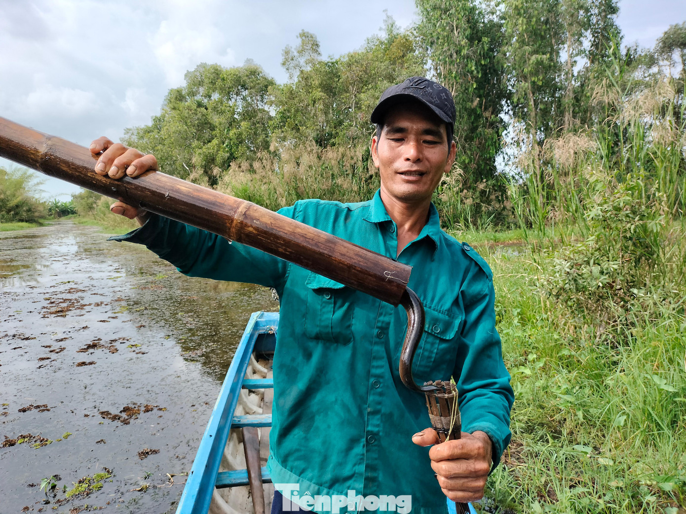Trúm là một ngư cụ hình ống đặc thù được làm bằng tre. Mỗi ống dài khoảng 1 mét, đường kính rộng khoảng 10 đến 15 phân.