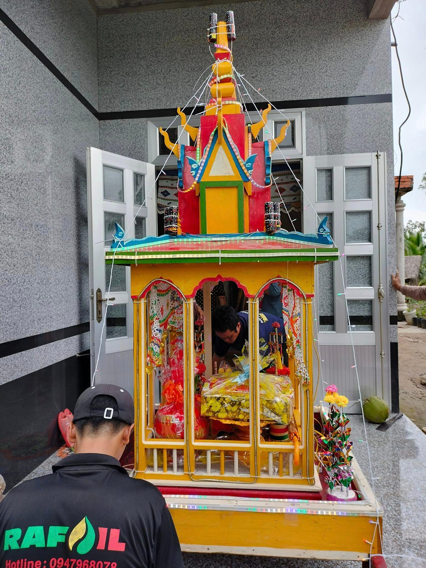 Trong năm, mỗi chùa Khmer sẽ tổ chức lễ Dâng y Kathina một lần sau mùa an cư kiết hạ kết thúc.