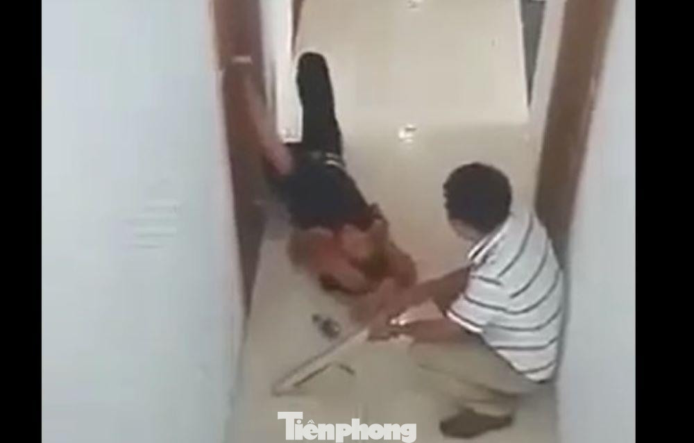 Sau một lúc đánh liên tục vào người nữ, người đàn ông ngồi nghỉ, sau đó ngồi dậy đánh tiếp. Sau một lúc đánh liên tục vào người nữ, người đàn ông ngồi nghỉ, sau đó ngồi dậy đánh tiếp.