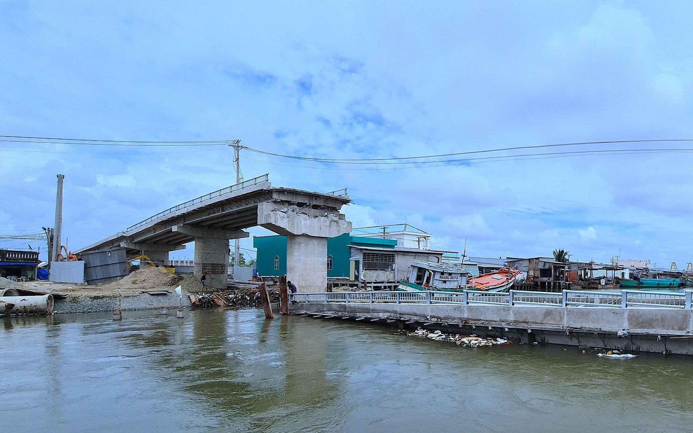 Sự cố lún, sập cầu bắc ngang sông Cái Đôi Vàm vào sáng 21/12/2021. Sự cố lún, sập cầu bắc ngang sông Cái Đôi Vàm vào sáng 21/12/2021.