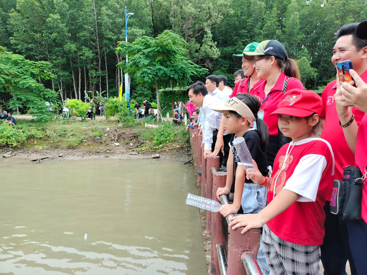 Chị Ngô Thị Thắm (ở xã Tân Ân Tây, huyện Ngọc Hiển) cho hay, đây là lần đầu tiên chị và người dân ở địa phương được thưởng thức môn chơi kéo co trên xuồng ba lá như vậy. Chị tin tưởng rằng, giải lần này sẽ để lại hình ảnh đẹp trong lòng du khách.