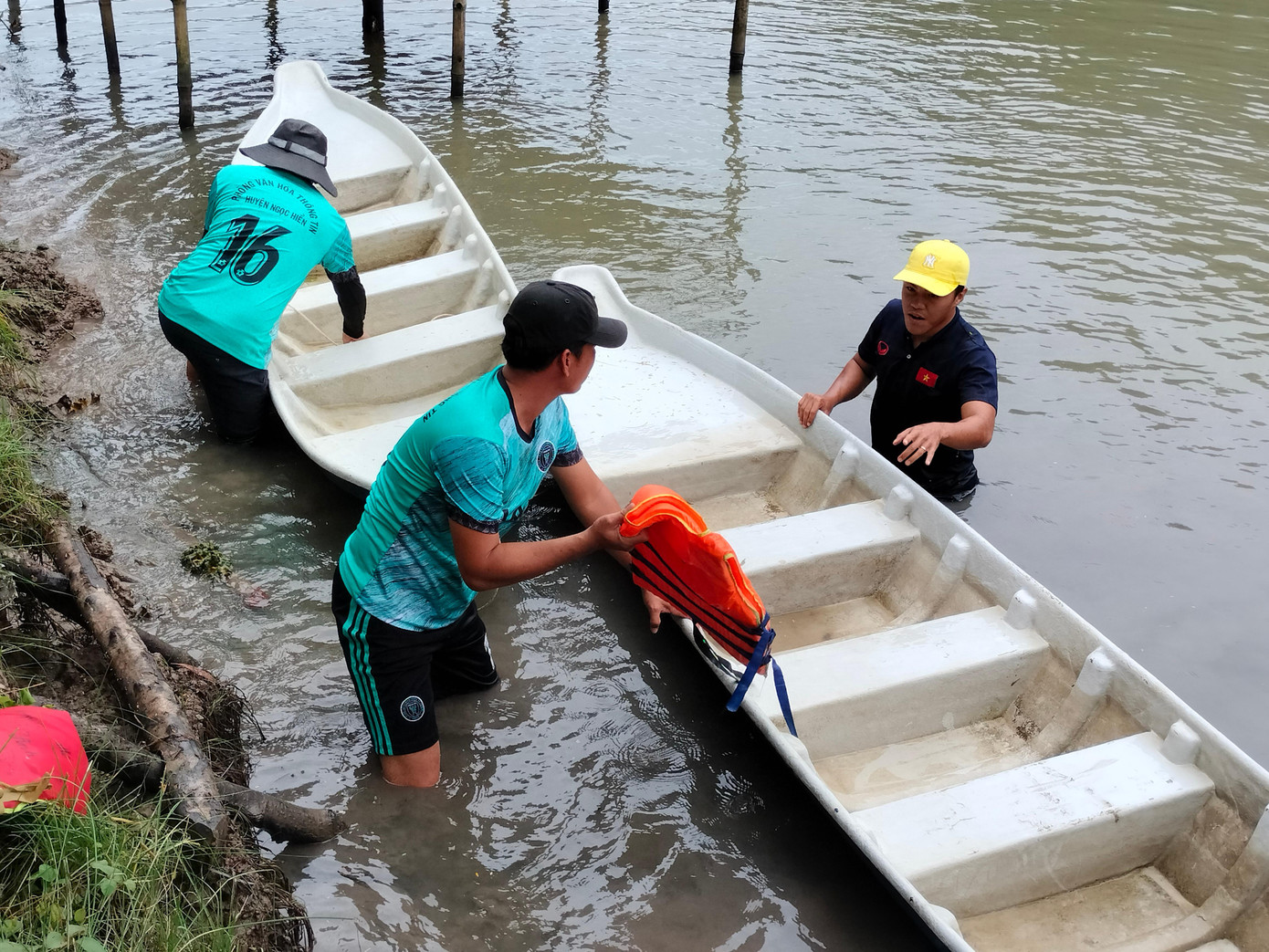 Mỗi đội có 3 vận động viên (2 nam, 1 nữ) ngồi trên một chiếc xuồng ba lá được nối với nhau sợi dây dài khoảng 5m có điểm tâm bằng vải màu.