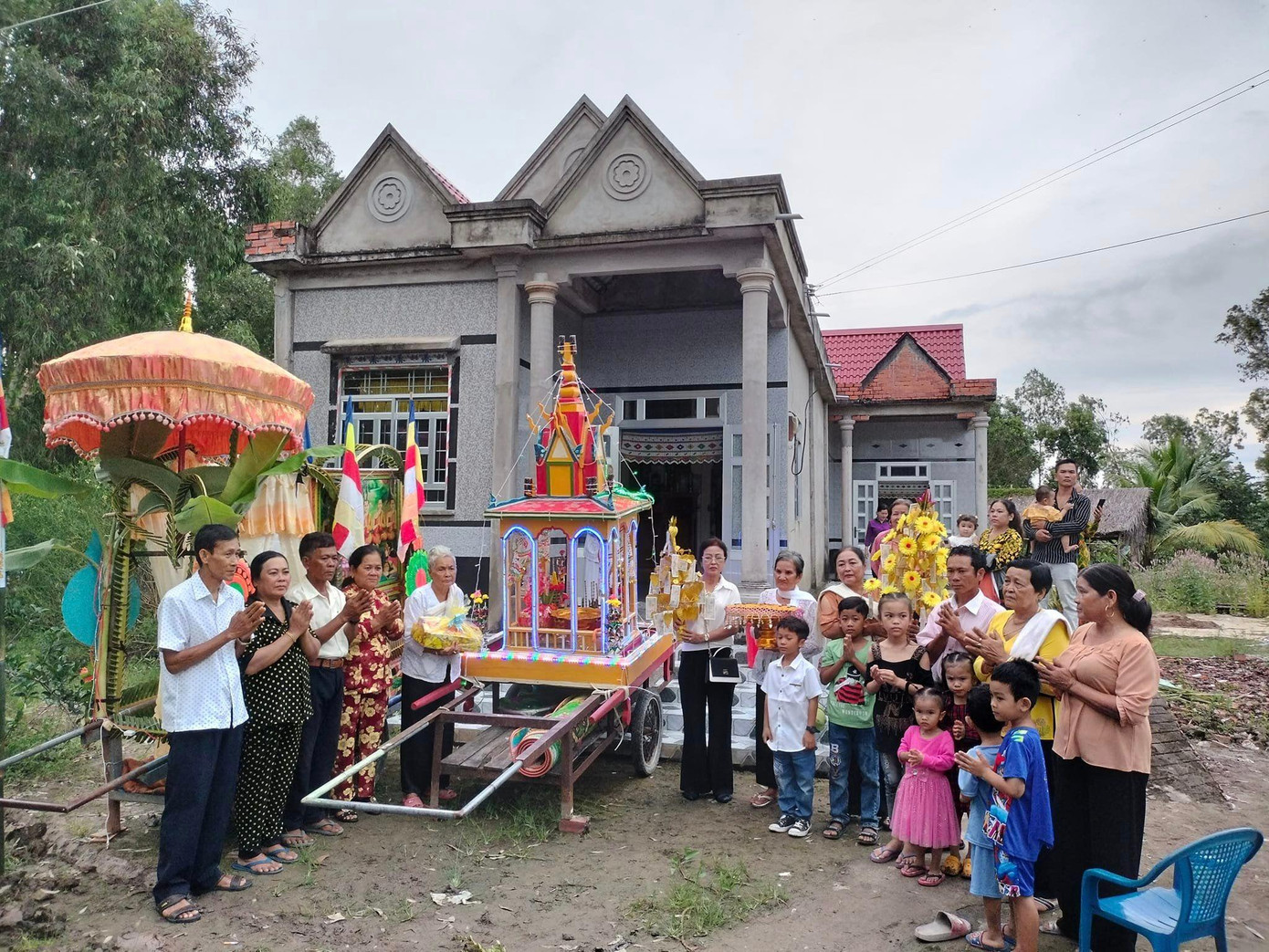 Ngoài việc dâng các lễ vật thiết yếu đến ngôi Tam bảo, các tín đồ phật tử và các mạnh thường quân còn đóng góp kinh phí với mục đích là để trùng tu, sửa chữa chùa chiền và cung cấp lương thực, thực phẩm để các chư tăng yên tâm tu học, phụng sự phật pháp.
