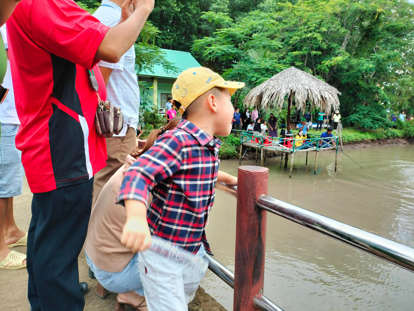 Hình thức độc lạ của trò kéo co này được hưởng ứng nhiệt tình bởi người dân, trong đó có cả trẻ em nhỏ tuổi.