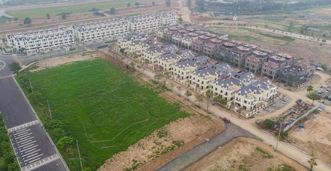 Tuy nhiên, trong khi dự án phải hoàn thiện hồ sơ điều chỉnh quyết định giao đất, xác định lại nghĩa vụ tài chính, bổ sung mốc giới sau khi điều chỉnh quy hoạch, điều chỉnh chủ trương nhưng chủ đầu tư đã rầm rộ rao bán và bàn giao biệt thự, nhà liền kề cho khách.