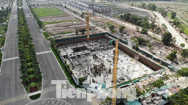 Ngoài ra, dự án này còn dính đến lùm xùm xây dựng không phép. Theo đó, đầu năm 2021, dù chưa được cơ quan chức năng cấp phép xây dựng nhưng Công ty CP Tập đoàn Đầu tư An Lạc đã cho thi công rầm rộ phần hầm tòa nhà chung cư C1-CT và bị UBND huyện Hoài Đức xử phạt 40 triệu đồng.