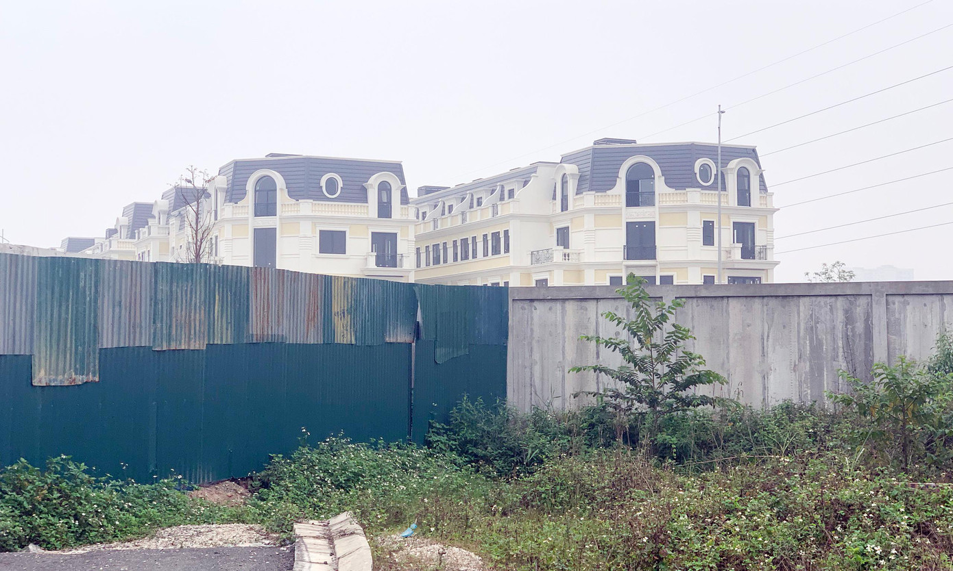 Cũng tại buổi làm việc, ông Nguyễn Anh, Phó Chủ tịch UBND huyện Hoài Đức khẳng định: "Việc Công ty An Lạc xây dựng tường bao kiên cố là sai quy định. Đề nghị chủ đầu tư tự tháo dỡ phần tường bê tông tại 2 điểm đấu nối của dự án và đất dịch vụ của xã Vân Canh, thời gian xong trước ngày 5/3. Nếu chủ đầu tư không tự tháo dỡ, huyện giao đồng chí Đội trưởng Đội Quản lý trật tự xây dựng đô thị huyện phối hợp với xã Vân Canh thiết lập biên bản xử lý.