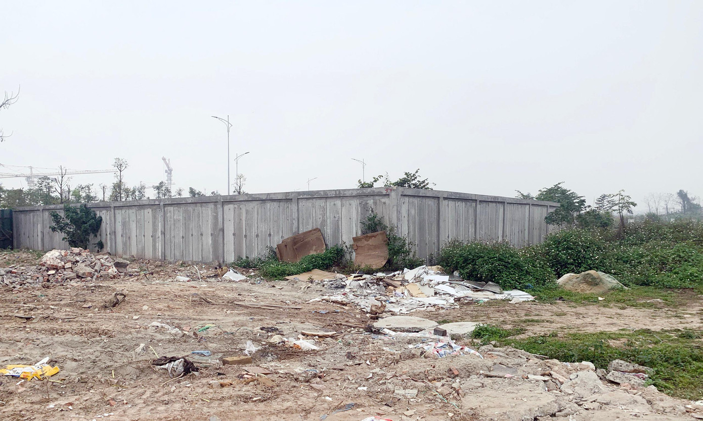 Như Tiền Phong thông tin, từ nhiều tháng qua người dân xã Vân Canh (huyện Hoài Đức, Hà Nội) đang vô cùng bức xúc về việc con đường dân sinh hình thành từ xa xưa bỗng dưng bị chặn bằng bức tường bê tông kiên cố.