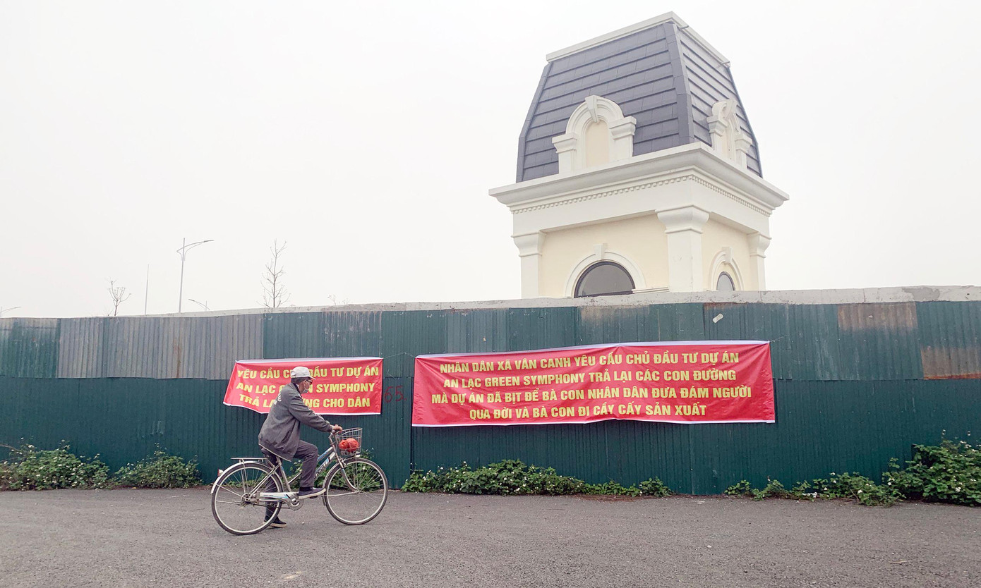 Tại buổi làm việc, ông Đinh Văn Lập, Trưởng thôn An Trai, xã Vân Canh cho hay, thôn An Trai có 13 xứ đồng và nghĩa trang nhân dân nằm liền kề sau dự án An Lạc Green Symphony. Tuy nhiên, từ năm 2021, khi Công ty An Lạc, chủ đầu tư dự án tự ý xây dựng tường bê tông chặn đường dân sinh của nhân dân ra đồng và ra nghĩa trang khiến nhân dân rất bức xúc.