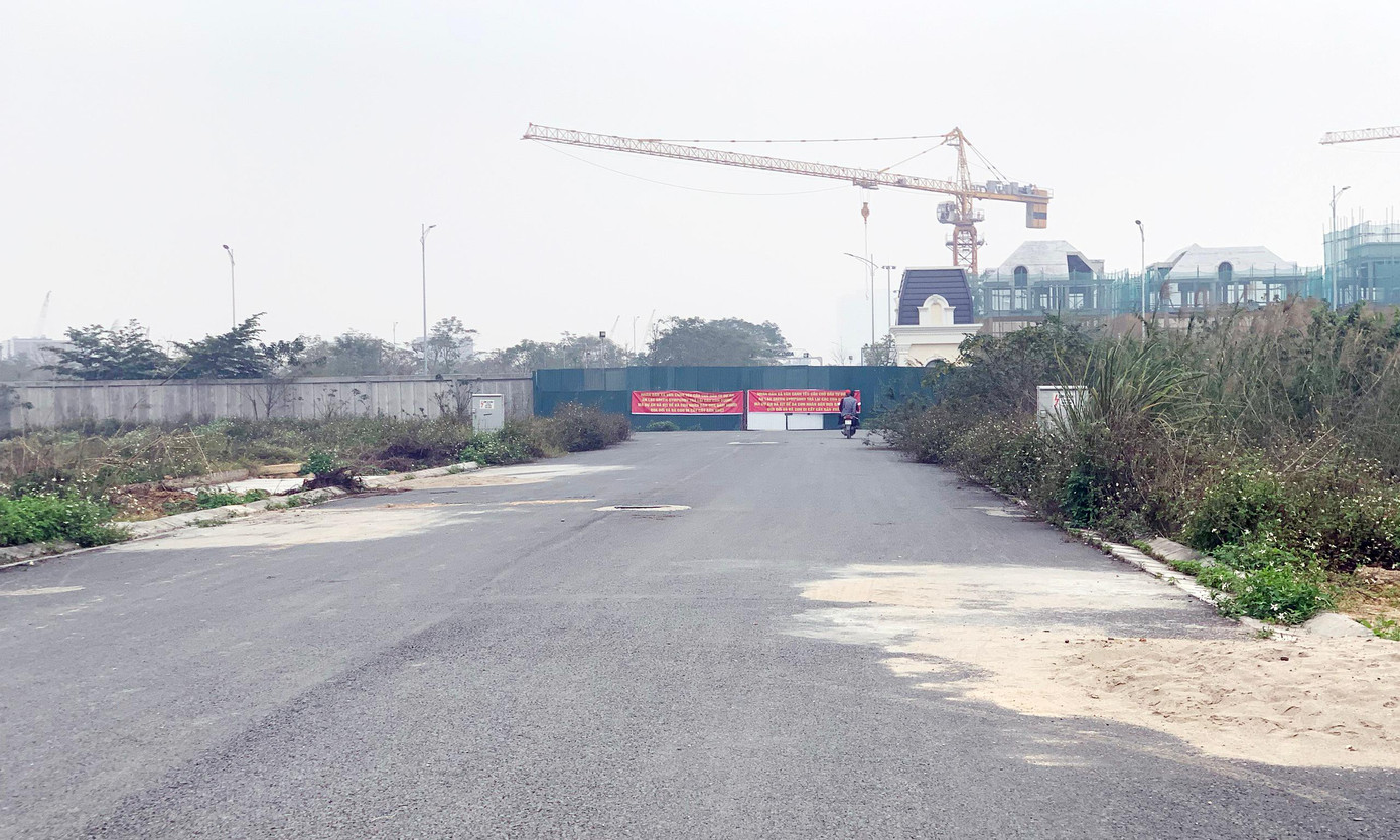 Liên quan việc Công ty CP Tập đoàn An Lạc (Công ty An Lạc) chủ đầu tư dự án khu đô thị An Lạc Green Symphony đổ hàng chục mét tường bê tông kiên cố chặn đường đi tại xã Vân Canh, chiều qua (1/3), đã diễn ra cuộc họp 3 bên giữa chính quyền địa phương, người dân xã Vân Canh và Chủ đầu tư dự án An Lạc Green Symphony.