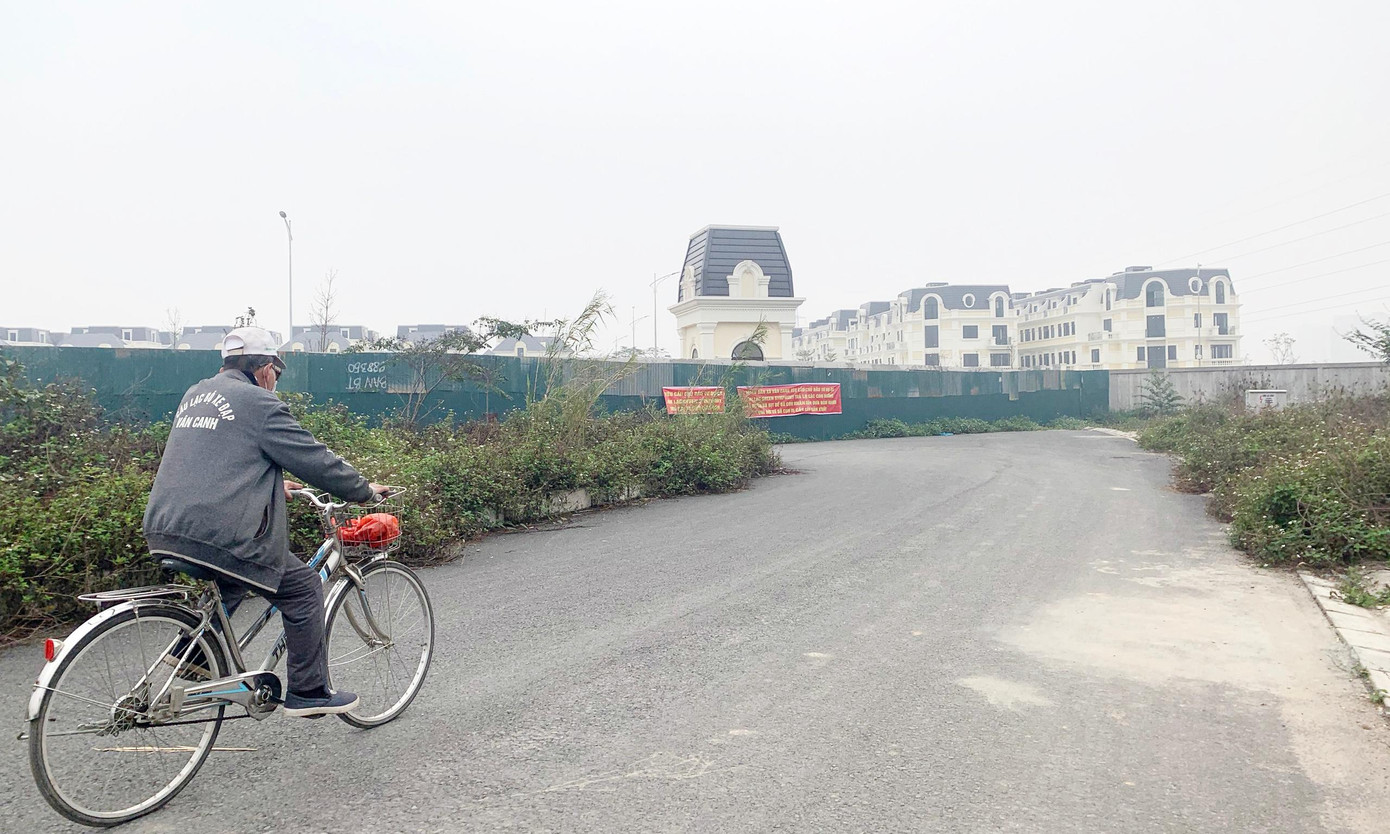 Ông Nguyễn Thế Đỉnh, xã Vân Canh cho biết, con đường trên được người dân trong xã gọi tên là đường 20m và 40m nối từ xã Vân Canh ra khu vực cánh đồng và nghĩa trang của người dân các thôn Hậu Ái, Kim Hoàng và An Trai.