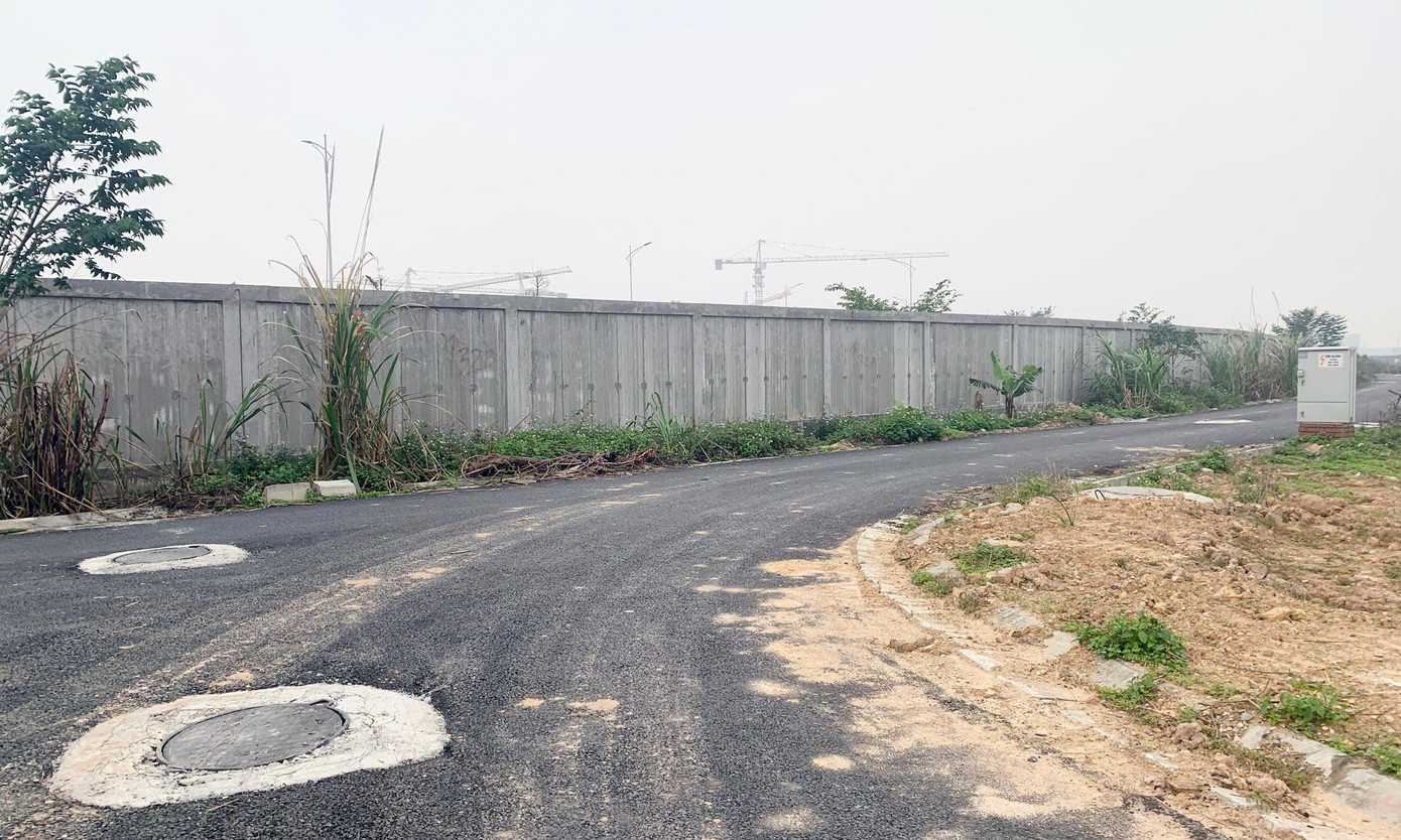 Trong khi đó, ông Nguyễn Thuận Thịnh, Đội trưởng Đội Quản lý trật tự xây dựng đô thị huyện Hoài Đức yêu cầu Công ty An Lạc phải thi công đúng quy hoạch được duyệt. Việc Công ty An Lạc xây tường kiên cố chặn đường dân sinh đã gây bức xúc cho nhân dân, vì vậy yêu cầu chủ đầu tư tự tháo dỡ, nếu chủ đầu tư không tự nguyện, đội sẽ phối hợp với UBND xã Vân Canh thiết lập hồ sơ xử lý theo quy định.