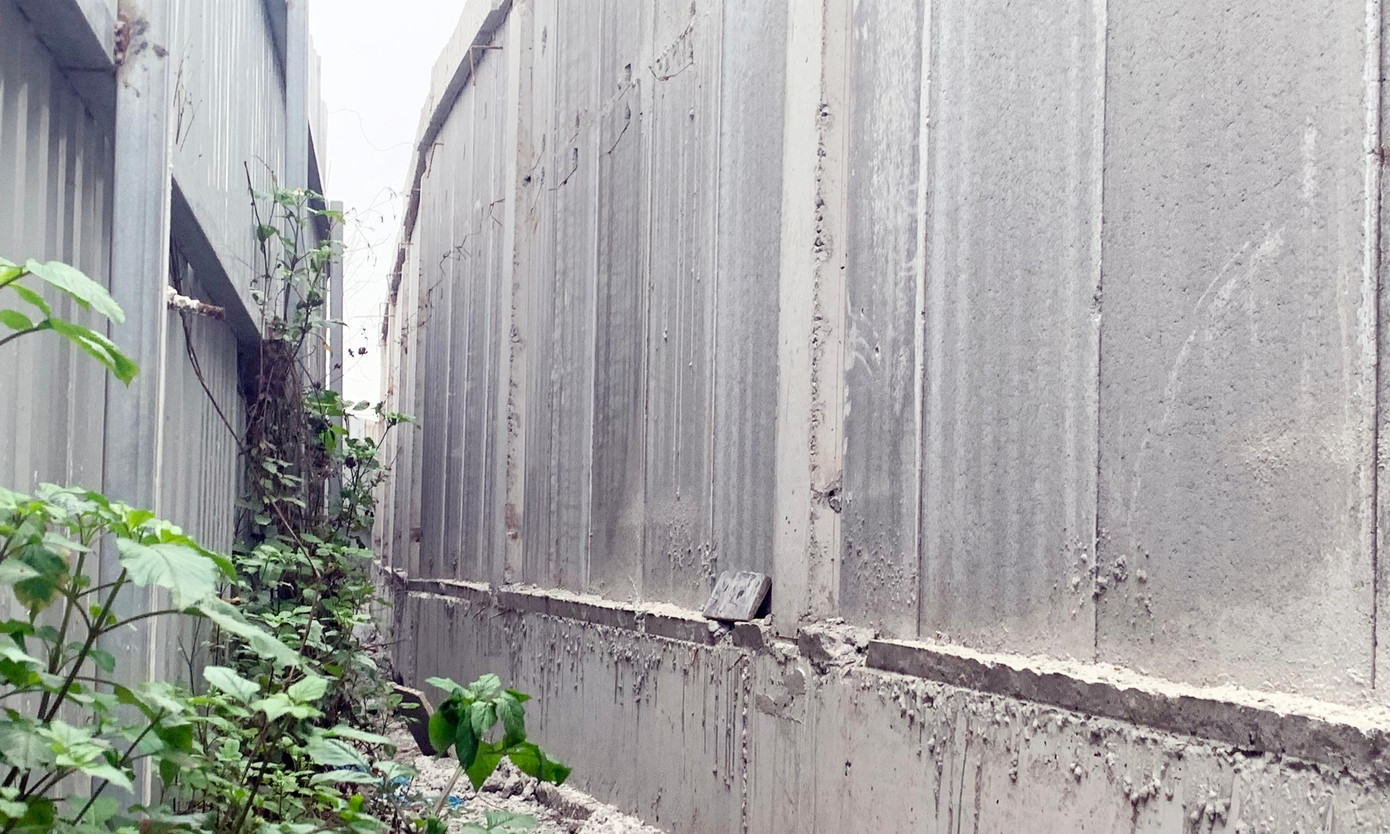 “Tuy nhiên, từ trước Tết Nguyên đán đến nay, người dân xã Vân Canh mất đường đi ra đồng sản xuất và đưa người chết ra nghĩa trang. Lý do là vì chủ đầu tư dự án khu đô thị An Lạc Green Symphony tự ý bịt kín con đường dân sinh mà người dân địa phương vẫn đi lại từ hàng chục năm qua. Nhiều lần chúng tôi phản ảnh, đề nghị tới chính quyền xã yêu cầu chủ đầu tư tháo dỡ tường rào để cho người dân đi lại nhưng đến nay chưa được giải quyết dứt điểm" - ông Đỉnh bức xúc.