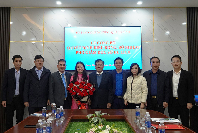 Lãnh đạo Tỉnh Đoàn và lãnh đạo Sở Du lịch chúc mừng tân Phó Giám đốc Sở Du lịch.