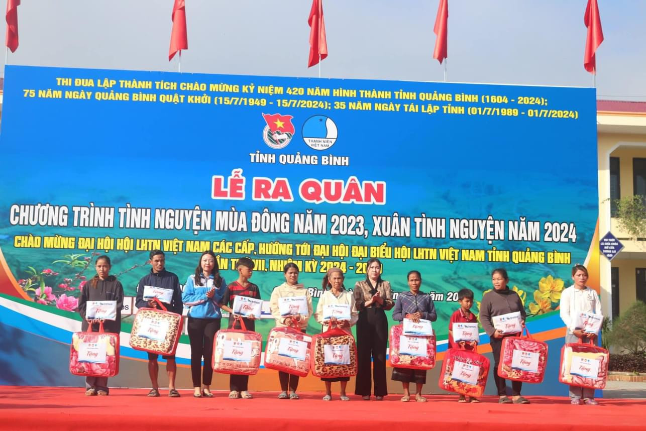 Nhiều phần quà có giá trị đã được trao cho những hoàn cảnh khó khăn trên địa bàn Ban tổ chức đã khởi công ngôi nhà hạnh phúc trị giá 80 triệu đồng cho một học sinh mồ côi trên địa bàn Nhiều phần quà có giá trị đã được trao cho những hoàn cảnh khó khăn trên địa bàn Ban tổ chức đã khởi công ngôi nhà hạnh phúc trị giá 80 triệu đồng cho một học sinh mồ côi trên địa bàn