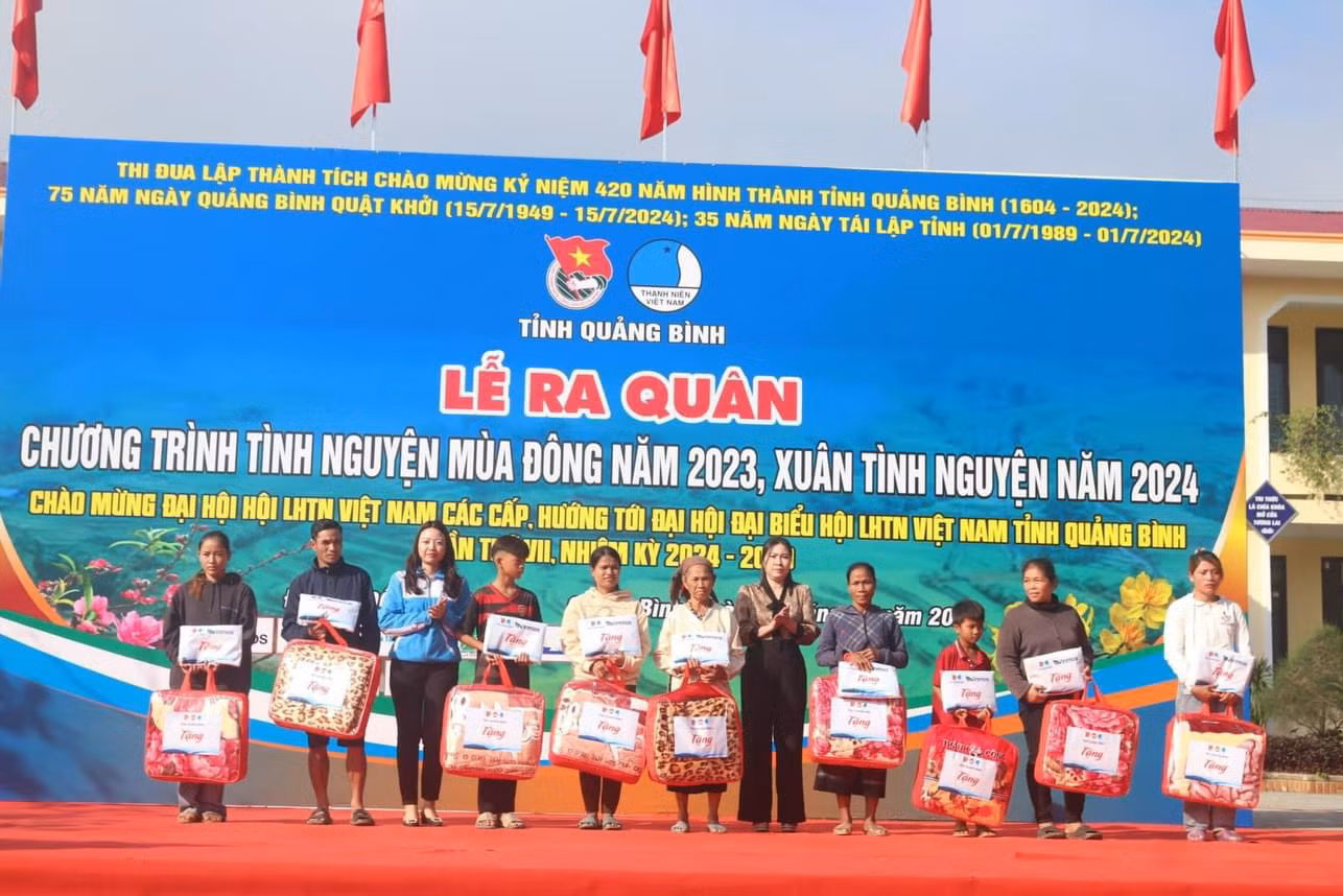 Nhiều phần quà có giá trị đã được trao cho những hoàn cảnh khó khăn trên địa bàn Ban tổ chức đã khởi công ngôi nhà hạnh phúc trị giá 80 triệu đồng cho một học sinh mồ côi trên địa bàn Nhiều phần quà có giá trị đã được trao cho những hoàn cảnh khó khăn trên địa bàn Ban tổ chức đã khởi công ngôi nhà hạnh phúc trị giá 80 triệu đồng cho một học sinh mồ côi trên địa bàn