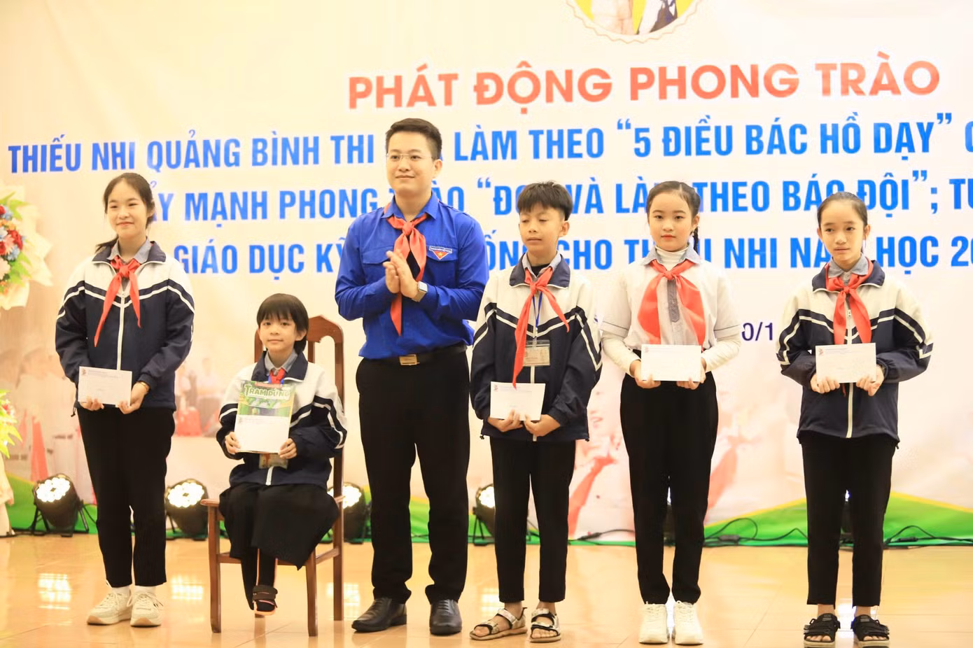 Hội đồng Đội tỉnh Quảng Bình trao những suất học bổng có ý nghĩa