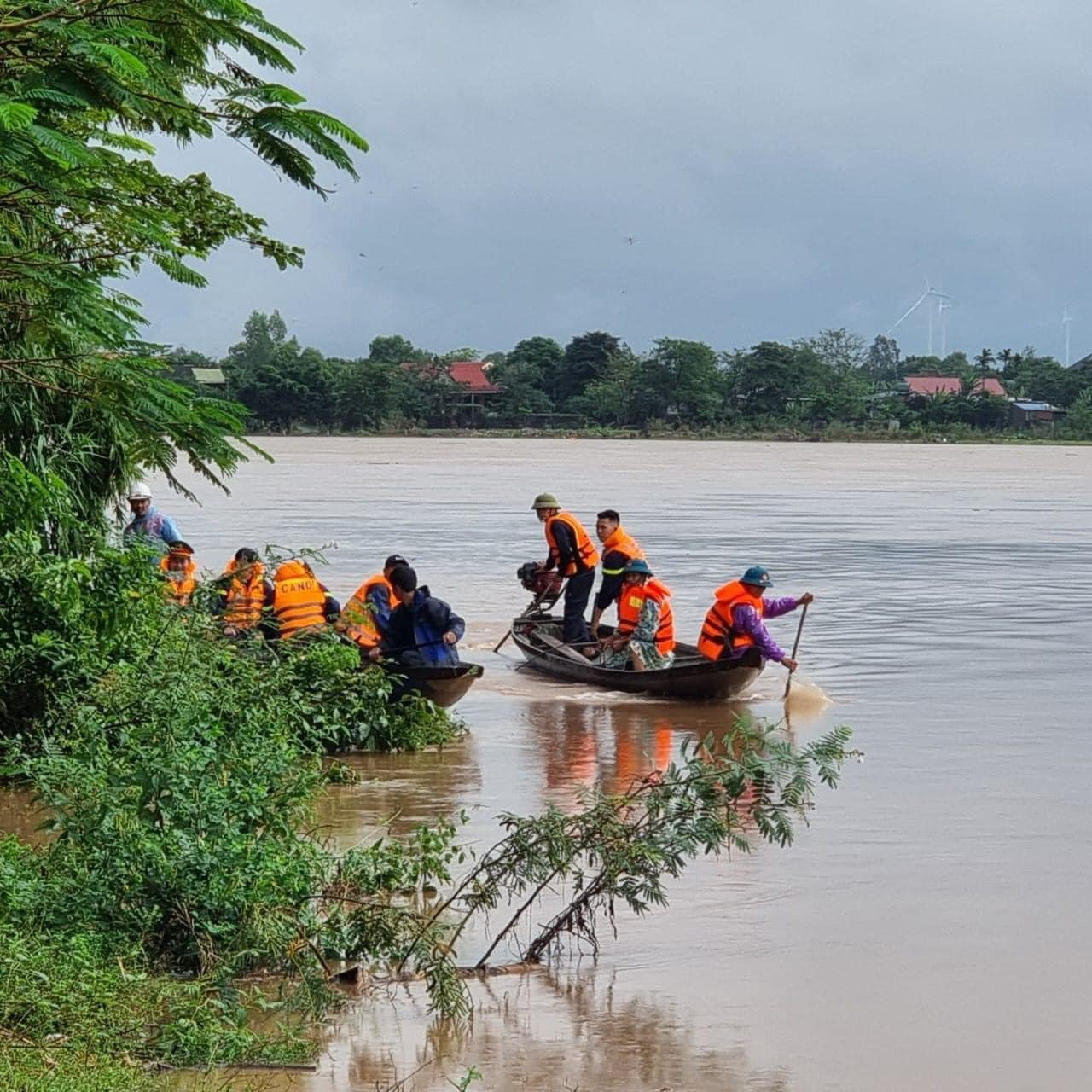 Lực lượng chức năng và người dân tích cực tìm kiếm nạn nhân
