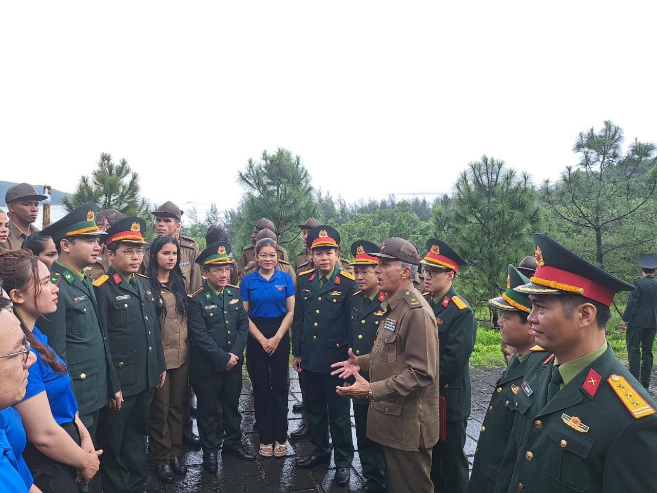 Thiếu tướng Marcelo Perez bày tỏ sự xúc động khi được đến thăm nơi an nghỉ cuối cùng của Đại tướng Võ Nguyên Giáp.