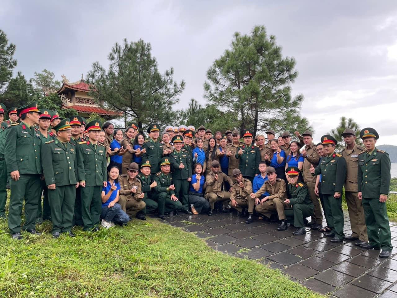 Hai đoàn công tác chụp ảnh lưu niệm tại khu mộ Đại tướng Võ Nguyên Giáp.