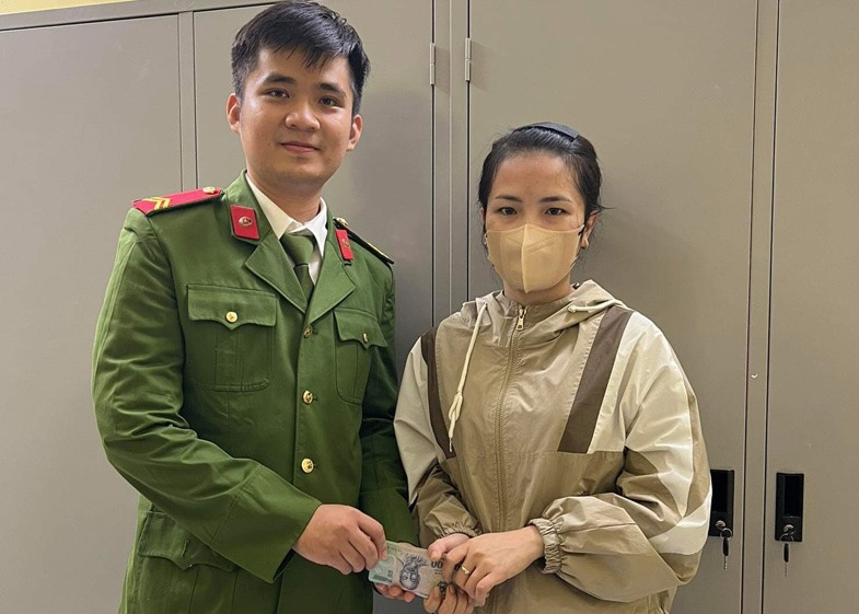 Chiến sĩ Phạm Hoài Bão trả tiền lại cho người đánh mất