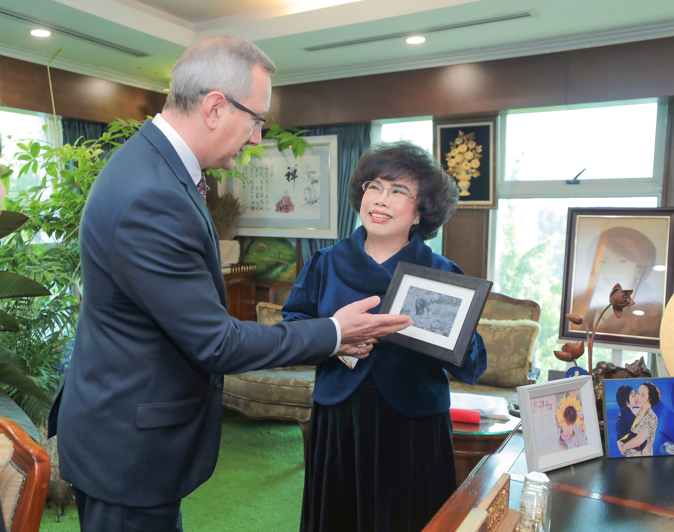 Thống đốc Shapsha Vladislav Valerievich và Anh hùng lao động Thái Hương Thống đốc Shapsha Vladislav Valerievich và Anh hùng lao động Thái Hương