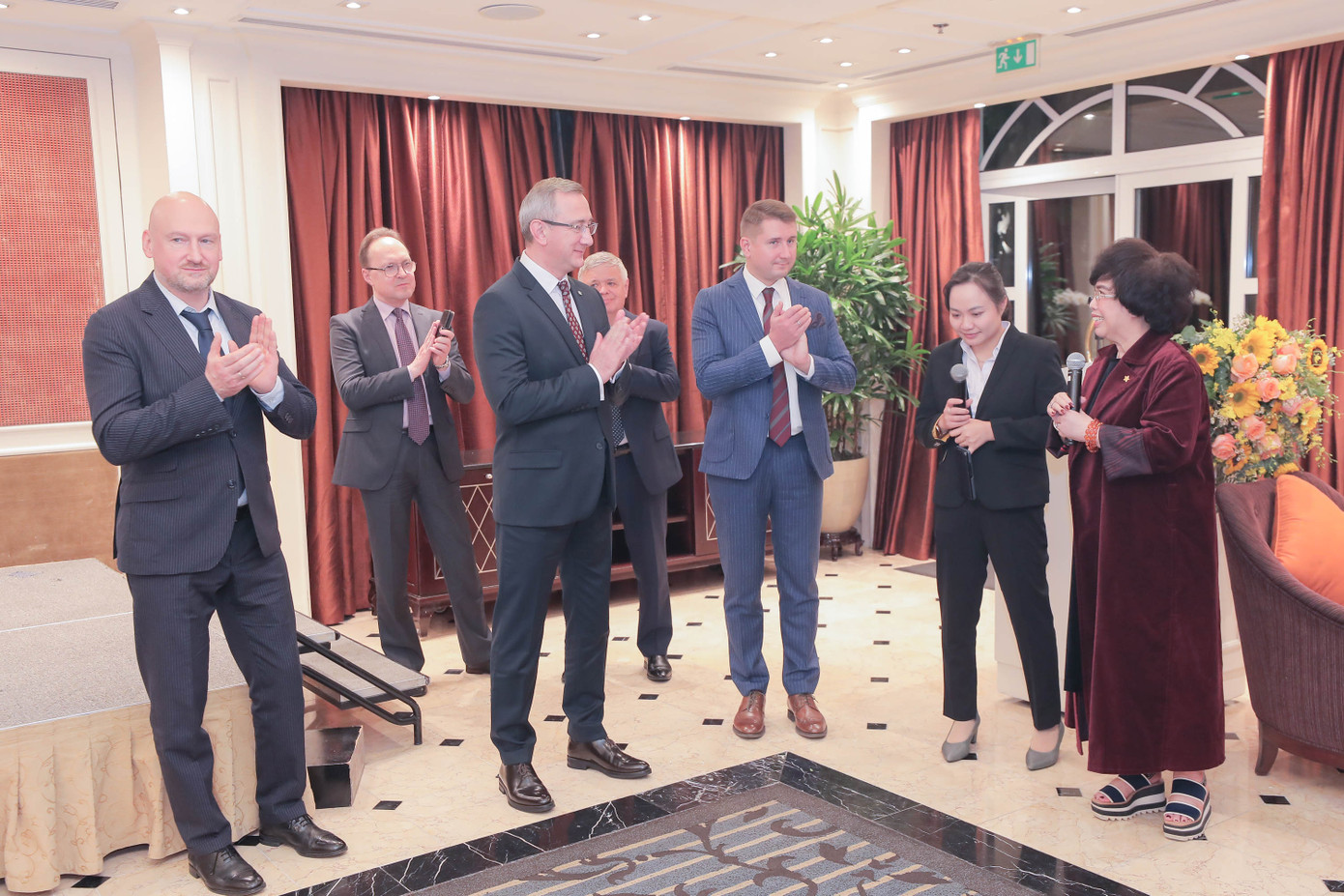 Quang cảnh buổi tiếp đón Quang cảnh buổi tiếp đón