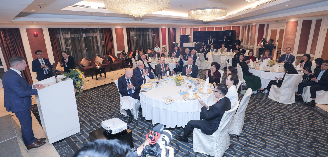 Quang cảnh buổi gặp gỡ, chiêu đãi Quang cảnh buổi gặp gỡ, chiêu đãi