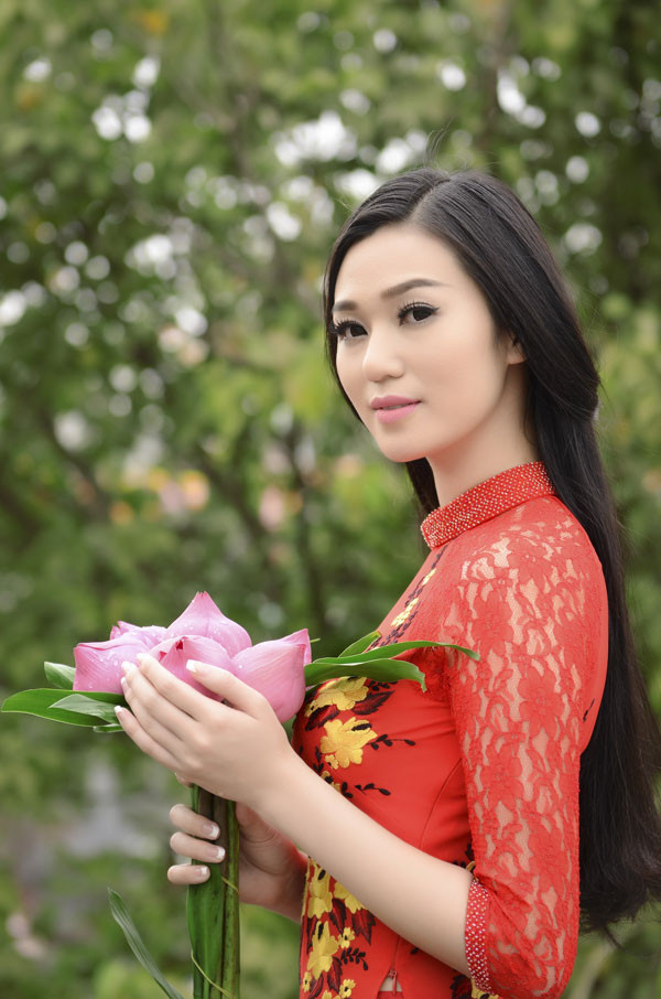 Khánh My diện áo dài đỏ rực rỡ lễ chùa đầu năm ảnh 6