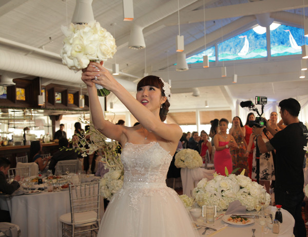 Ngọc Quyên và chú rể Việt kiều quậy hết cỡ trong lễ cưới ảnh 17