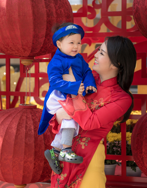 Á hậu Thụy Vân cùng con trai mặc áo dài rực rỡ đón Tết ảnh 1