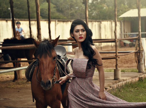 Maria Đinh Phương Ánh sexy trên lưng ngựa ảnh 5