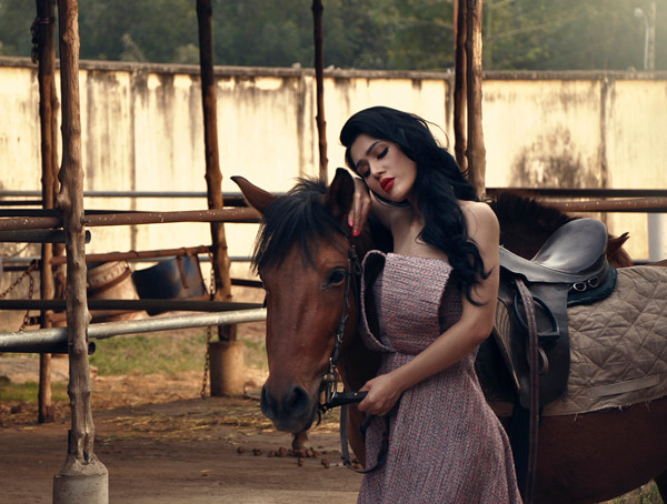 Maria Đinh Phương Ánh sexy trên lưng ngựa ảnh 4