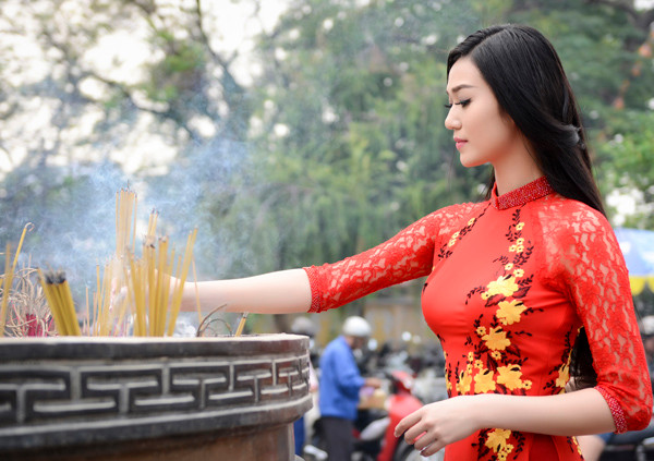 Khánh My diện áo dài đỏ rực rỡ lễ chùa đầu năm ảnh 2