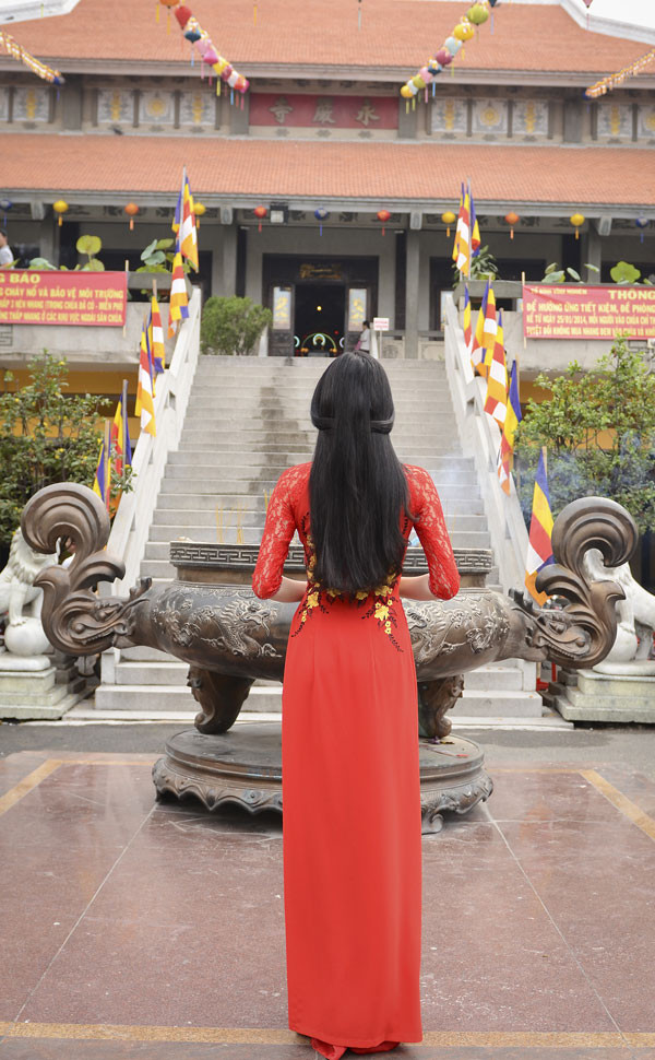 Khánh My diện áo dài đỏ rực rỡ lễ chùa đầu năm ảnh 8