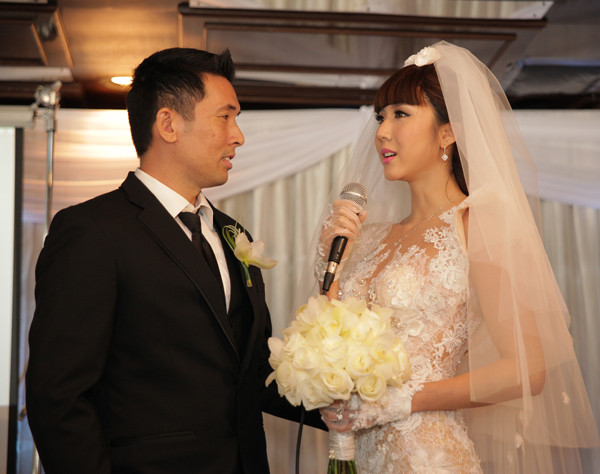 Ngọc Quyên và chú rể Việt kiều quậy hết cỡ trong lễ cưới ảnh 8