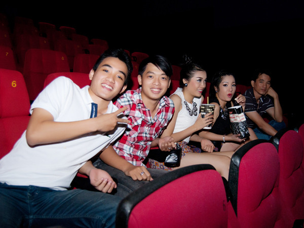 'Bà già' Thúy Nga 'cưa sừng làm nghé' ở rạp phim ảnh 5