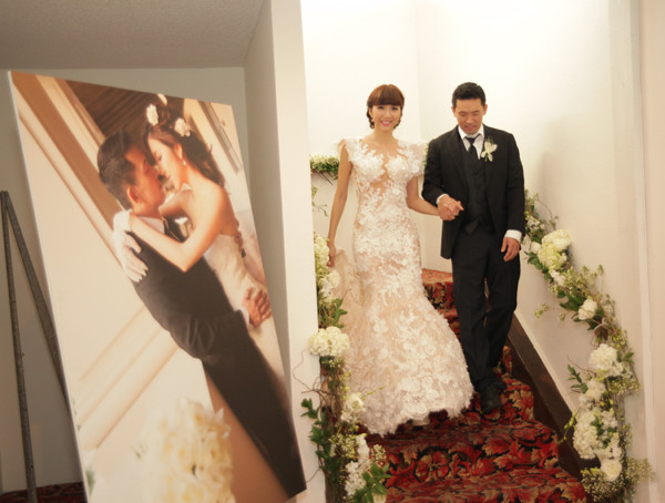 Ngọc Quyên và chú rể Việt kiều quậy hết cỡ trong lễ cưới ảnh 13