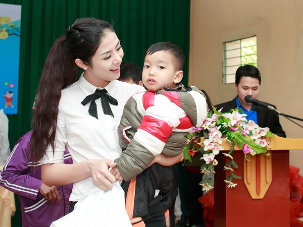 Hoa hậu Ngọc Hân trao quà Tết cho trẻ em nghèo ảnh 2