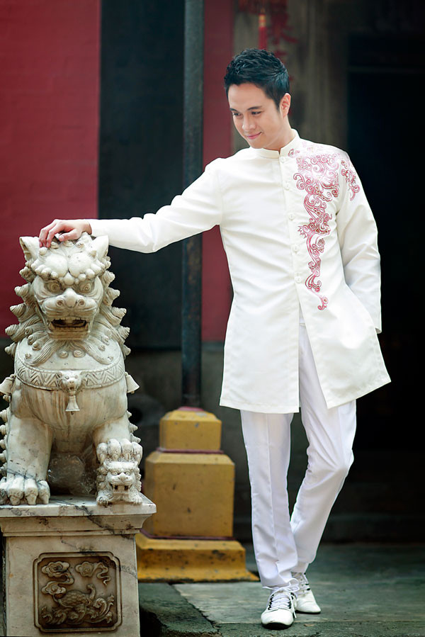 Nhật Tinh Anh bảnh bao trên phố ngày Tết ảnh 3