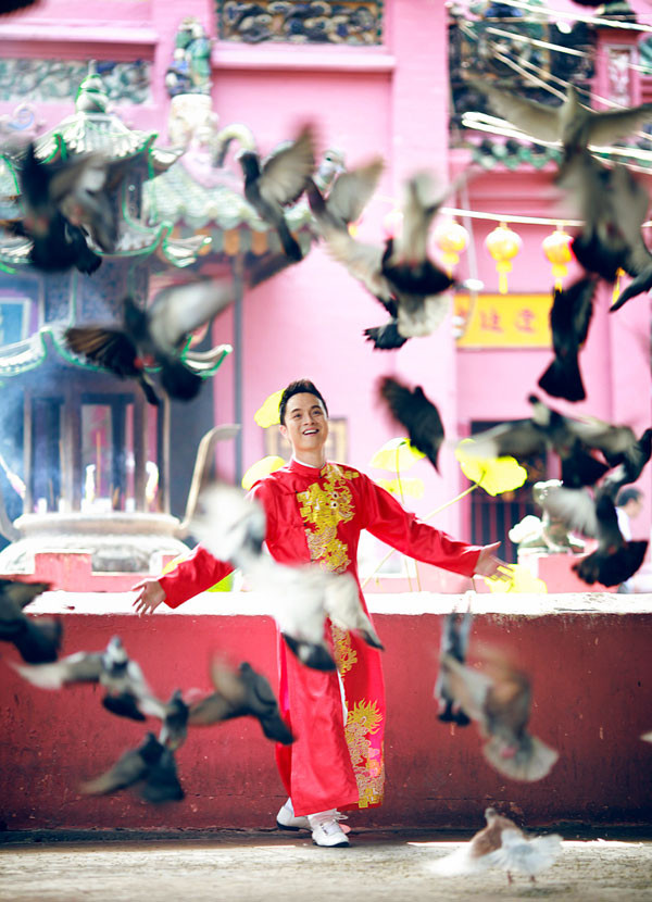 Nhật Tinh Anh bảnh bao trên phố ngày Tết ảnh 12