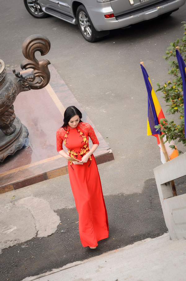 Khánh My diện áo dài đỏ rực rỡ lễ chùa đầu năm ảnh 9