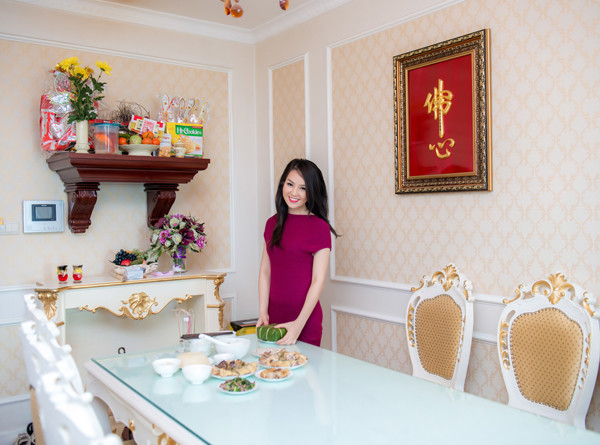 Á hậu Thụy Vân cùng con trai mặc áo dài rực rỡ đón Tết ảnh 10