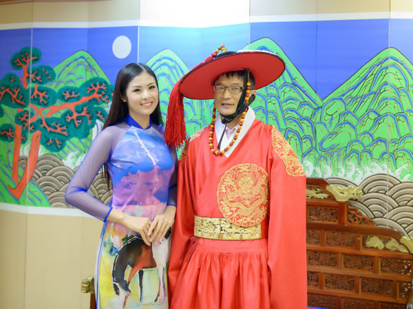 Ngọc Hân mặc áo dài Tết duyên dáng ở Hàn Quốc ảnh 8