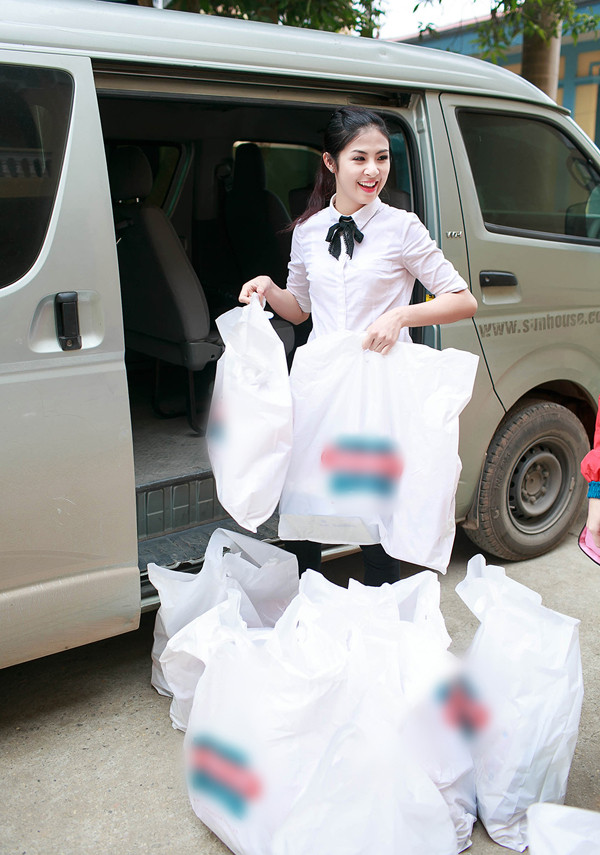 Hoa hậu Ngọc Hân trao quà Tết cho trẻ em nghèo ảnh 7