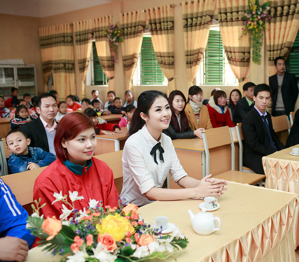 Hoa hậu Ngọc Hân trao quà Tết cho trẻ em nghèo ảnh 1