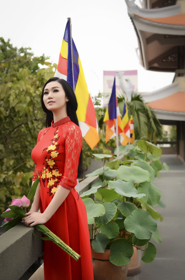 Khánh My diện áo dài đỏ rực rỡ lễ chùa đầu năm ảnh 7